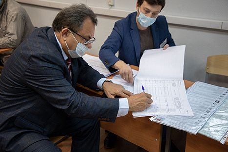 RECTOR V. A. LAZARENKO VOTED AT THE POLLING STATION TODAY